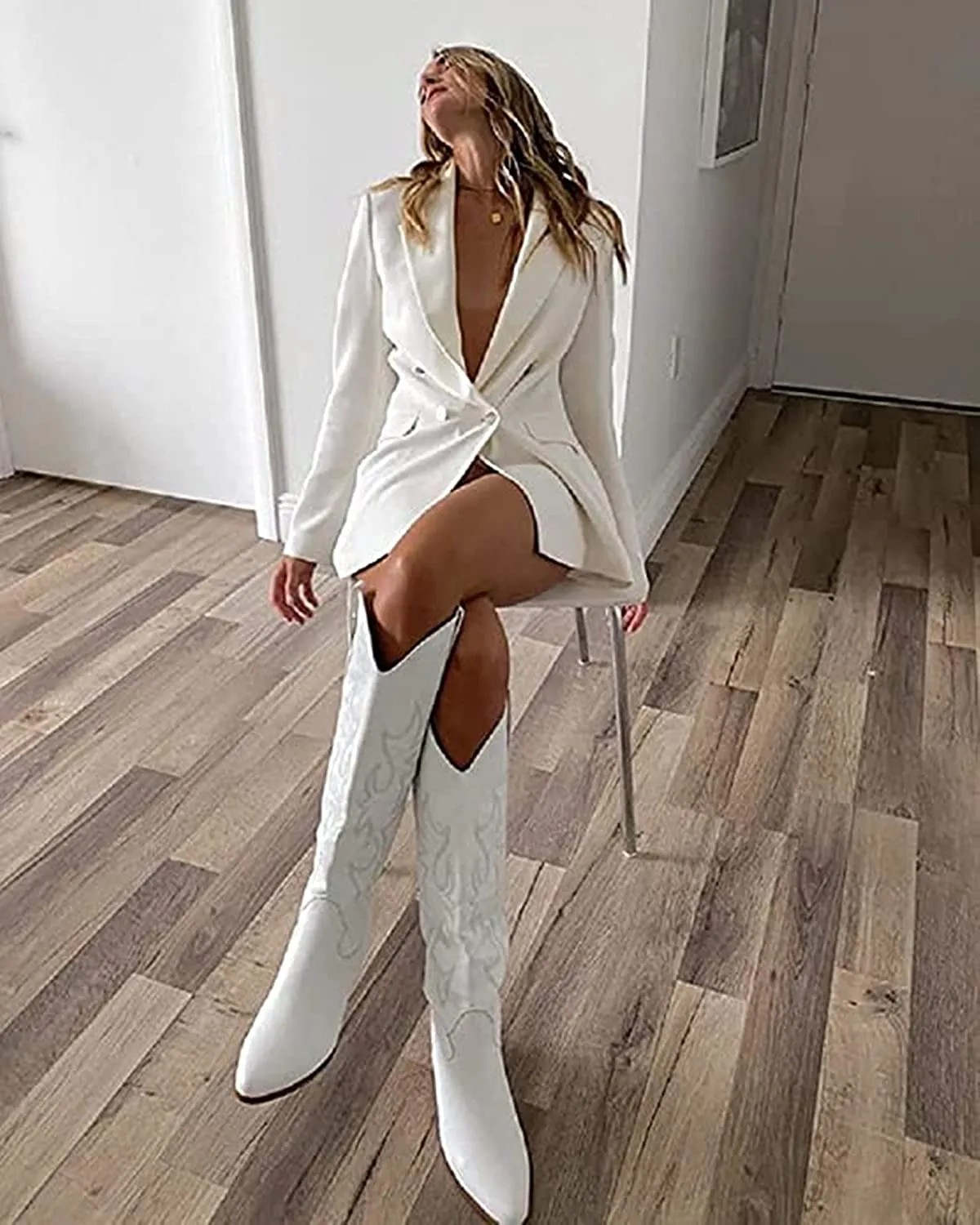 Sophisticated White Pointed Toe Cowgirl Boots