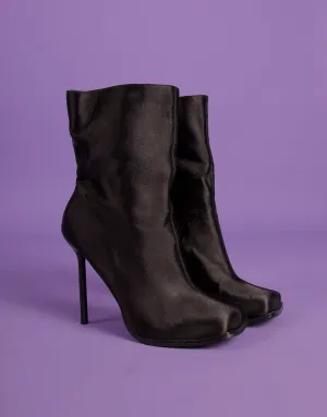Square toe heeled sock boots